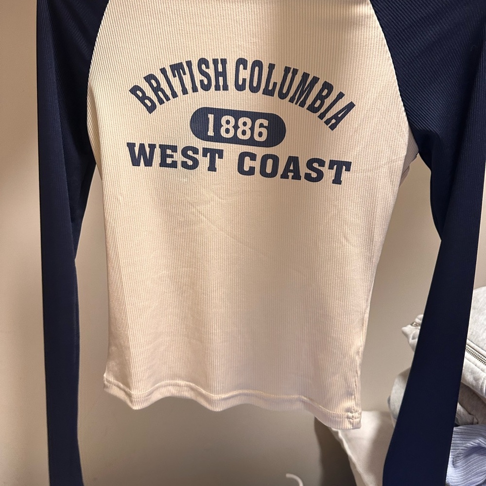 NWT GRAPHIC LONG SLEEVE!